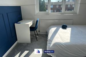 Discounted - 3-Bed Home By Avalora Short Lets & Serviced Accommodation Old Trafford With Pool & Tennis Table - DriveWay