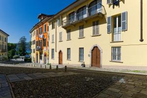 Loggia degli Innocenti Laura - Flat in the Center and near the Lake with two Bedrooms