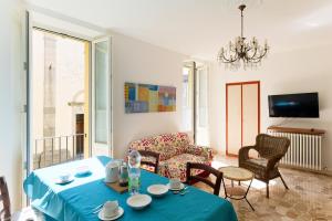 Loggia degli Innocenti Laura - Flat in the Center and near the Lake with two Bedrooms