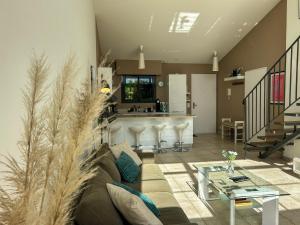 Appartements La Bergerie - Modern villa with pool in private domain : photos des chambres