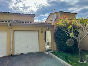 Appartements La Bergerie - Modern villa with pool in private domain : photos des chambres