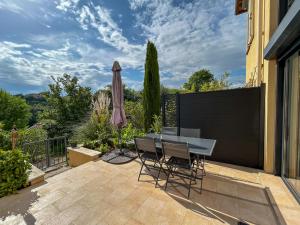 Appartements La Bergerie - Modern villa with pool in private domain : photos des chambres