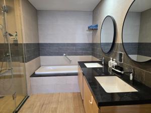 Căn hộ 1 phòng ngủ rộng rãi, có bồn tắm, view biển tại Citadines Marina Hạ Long