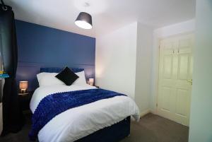 Spacious 5 Bedrooms Sleeps 9 3 Bath and Parking Ideal for Contractors