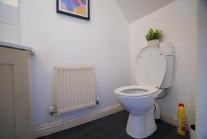 Spacious 5 Bedrooms Sleeps 9 3 Bath and Parking Ideal for Contractors