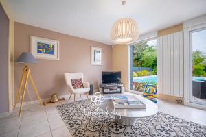 Maisons de vacances Maison avec Piscine et Jardin proche Le Mans : photos des chambres