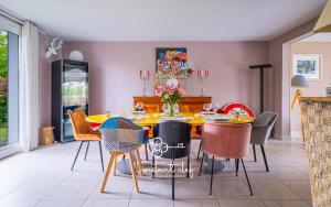 Maisons de vacances Maison avec Piscine et Jardin proche Le Mans : photos des chambres