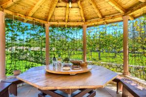 5-Bed Villa with Pool, Jacuzzi & Padel Court