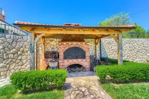 5-Bed Villa with Pool, Jacuzzi & Padel Court