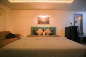 The Starlit Stays-Modern Studio