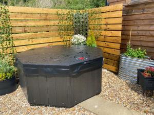 No 1 Hut Lane, a cosy Hut, heating, HOT TUB and a magnificent view for 2