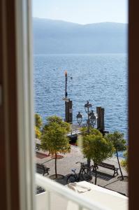 One-Bedroom Apartment with Lake View