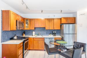Bright Waikiki Condo with Ocean Views, King Bed, Full Kitchen & Free Parkkng (10708)