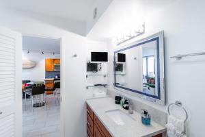 Bright Waikiki Condo with Ocean Views, King Bed, Full Kitchen & Free Parkkng (10708)