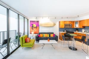 Bright Waikiki Condo with Ocean Views, King Bed, Full Kitchen & Free Parkkng (10708)