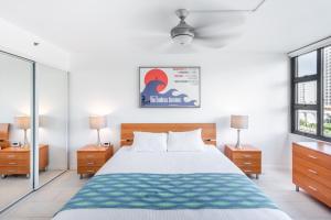 Bright Waikiki Condo with Ocean Views, King Bed, Full Kitchen & Free Parkkng (10708)
