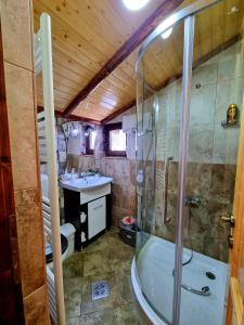 Căbănuța Cocoțată