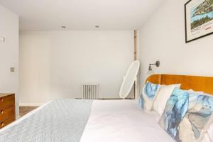 Classroom Flat Suite in a converted school in Fowey town centre