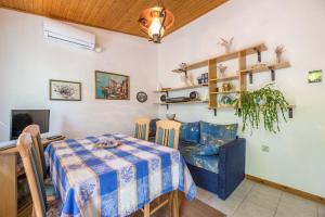 Mediterranes Ferienhaus nur 550 Meter zum Strand mit Grillbereich, privater Terrasse, Parkplatz