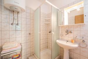 Mediterranes Ferienhaus nur 550 Meter zum Strand mit Grillbereich, privater Terrasse, Parkplatz