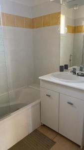 Maisons de vacances Charming rental with shared-pool in Mouries : photos des chambres
