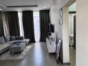 Smart 2BR Digital Nomad Apartment with Solar WiFi Concierge Salama Park
