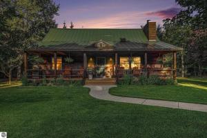 Majestic Escapes Hot Tub Firepit Deck Large Yard