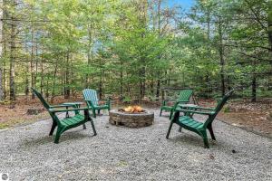 Majestic Escapes Hot Tub Firepit Deck Large Yard