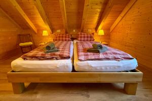 Holz-Ferienhaus Oberbrändi: Kachelofen, Sauna, WLAN, am Wald