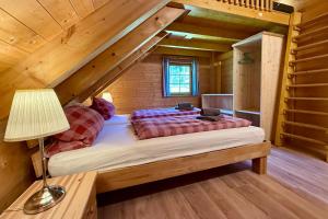 Holz-Ferienhaus Oberbrändi: Kachelofen, Sauna, WLAN, am Wald