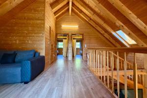 Holz-Ferienhaus Oberbrändi: Kachelofen, Sauna, WLAN, am Wald