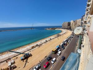 شقة 106م فندقية على البحر مباشرا سيدى بشر