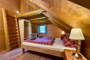 Holz-Ferienhaus Oberbrändi: Kachelofen, Sauna, WLAN, am Wald