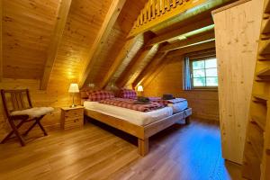 Holz-Ferienhaus Oberbrändi: Kachelofen, Sauna, WLAN, am Wald