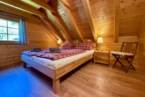Holz-Ferienhaus Oberbrändi: Kachelofen, Sauna, WLAN, am Wald