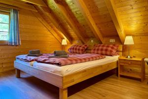 Holz-Ferienhaus Oberbrändi: Kachelofen, Sauna, WLAN, am Wald