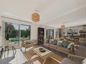 Piscine chauffée - 750m plage - 4 adultes - 4 enfants