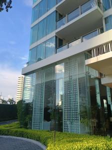 Margo apart Wong amat