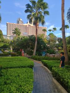 Margo apart Wong amat