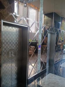 Margo apart Wong amat