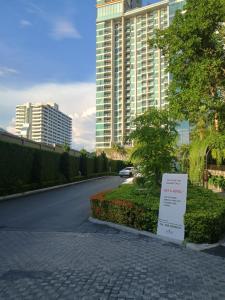 Margo apart Wong amat