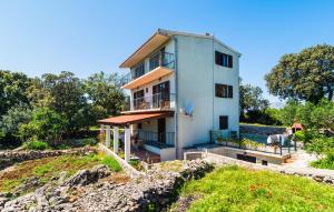 Stunning Apartment In Sucuraj With Wifi