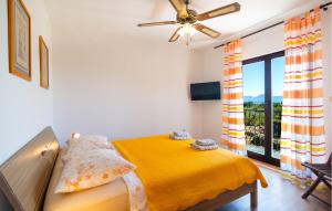 Stunning Apartment In Sucuraj With Wifi