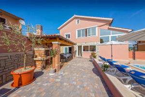 Villa Petra Kastelir by Villsy