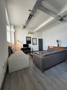 Modern 2bed warehouse conversion apartment for 6 people - London