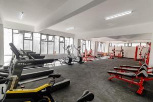 elegant modern two bedroom apartment which features a swimming pool,fully equipped gym and city views and proximity to major shopping malls in kilimani and neighborhood