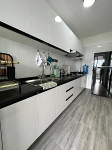 elegant modern two bedroom apartment which features a swimming pool,fully equipped gym and city views and proximity to major shopping malls in kilimani and neighborhood