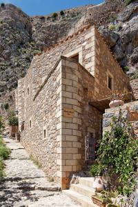 MonoLithos Inn
