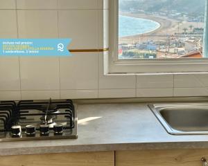 Numana, cielo-terra con meraviglioso giardino vista mare - N254