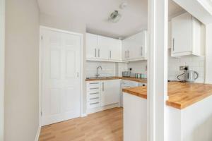 2 Bed Apartment, Close to Windsor, Free Parking - By Tempstay